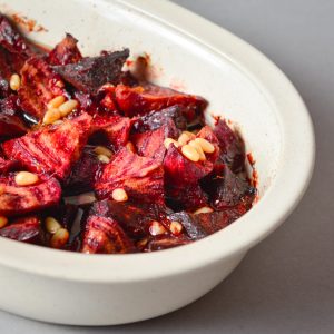 Gebackene Rote Bete mit Pinienkernen