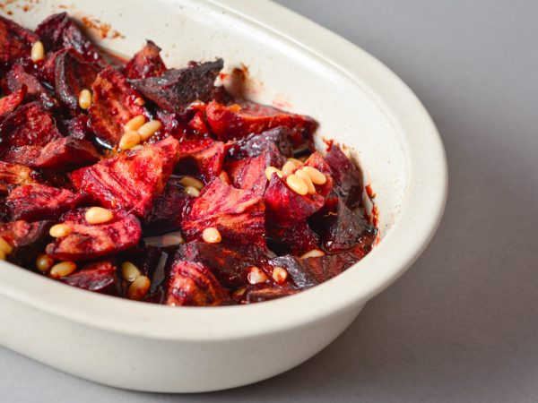 Gebackene Rote Bete mit Pinienkernen