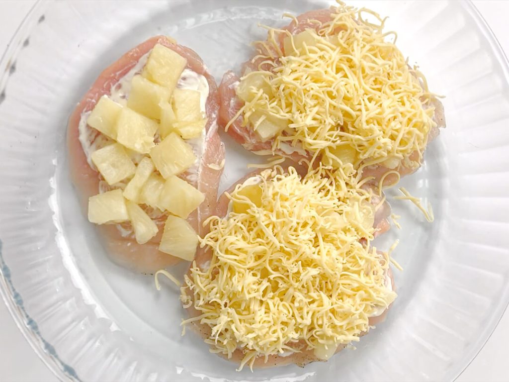 Gebackene Hähnchenfilet mit Ananas