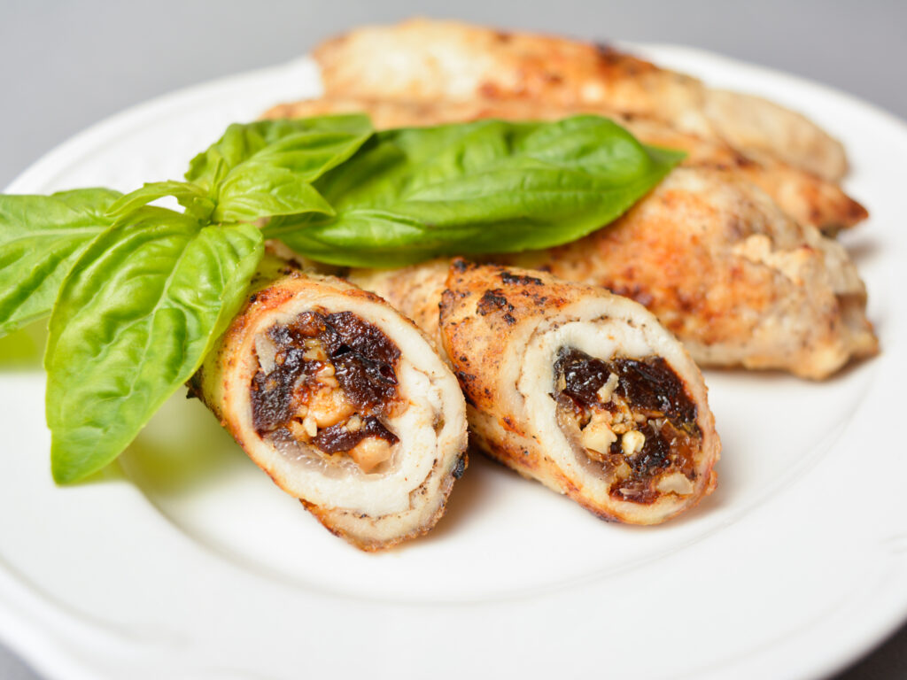 Hähnchenrouladen mit Trockenfrüchten und Nüssen