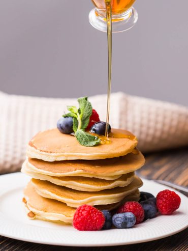 Pancakes mit Honig und Beeren
