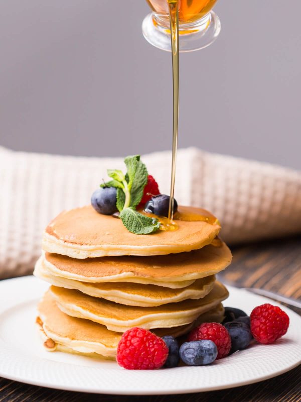 Pancakes mit Honig und Beeren