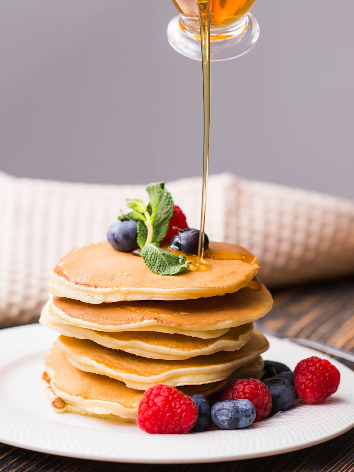 Pancakes mit Honig und Beeren