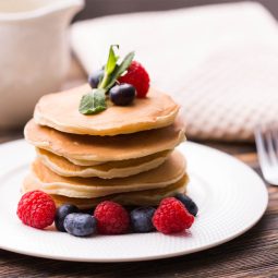 Pancakes mit Honig und Beeren