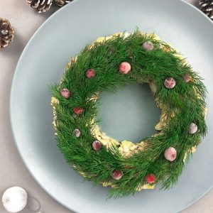 Salat Olivier im Weihnachtsstil
