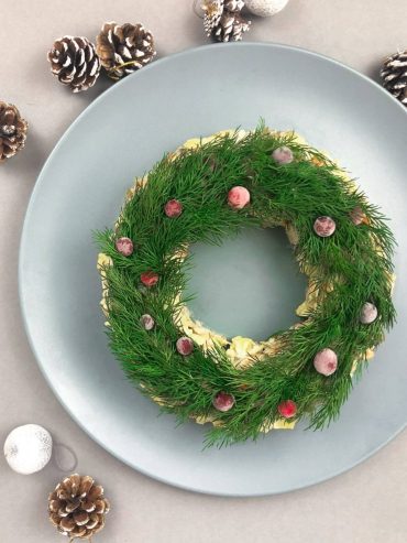 Salat Olivier im Weihnachtsstil