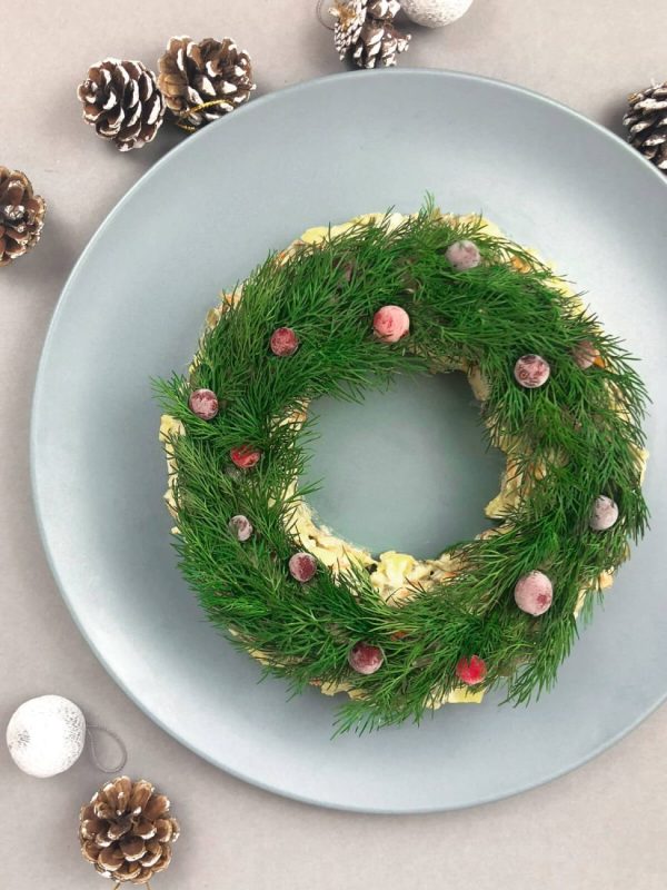 Salat Olivier im Weihnachtsstil