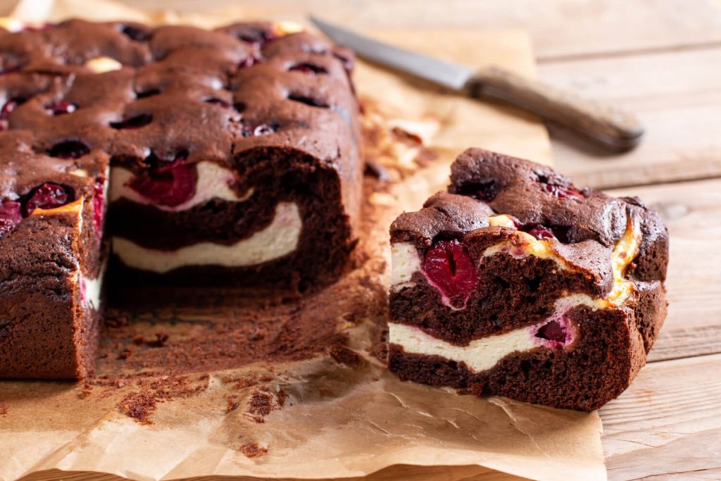 Schokoladen-Kuchen mit Kirschen und Speisequark