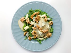 Salat mit Blauschimmelkäse, Birne und Nüssen