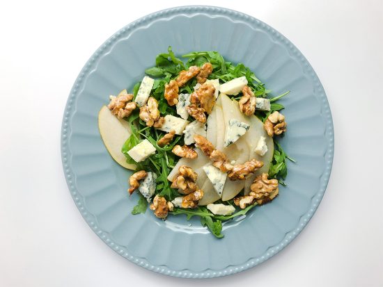 Salat mit Blauschimmelkäse, Birne und Nüssen