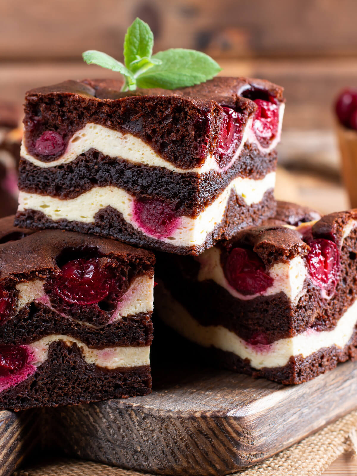 Schokoladen-Kuchen mit Kirschen und Speisequark