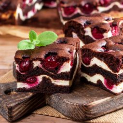 Schokoladen-Kuchen mit Kirschen und Speisequark