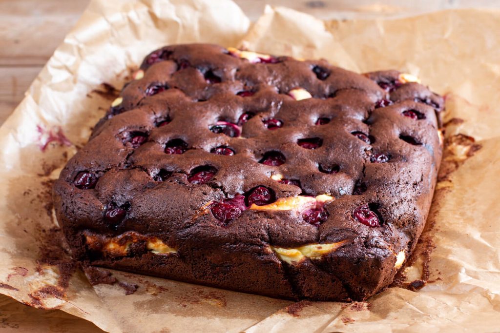 Schokoladen-Kuchen mit Kirschen und Speisequark
