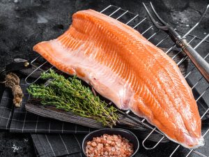 Marinierter Lachs – selbst gebeizt mit nur Salz und Zucker
