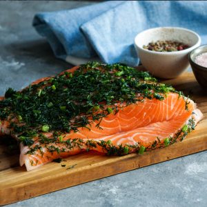 Skandinavischer marinierter Lachs mit Senfsoße