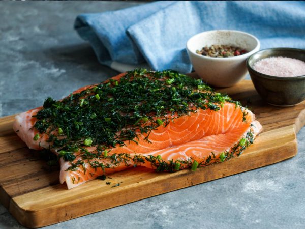 Skandinavischer marinierter Lachs mit Senfsoße