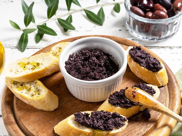 Tapenade aus schwarzen Oliven