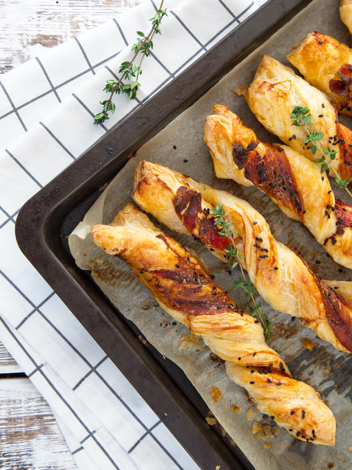 Blätterteig-Stangen mit Speck