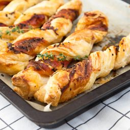 Blätterteig-Stangen mit Speck