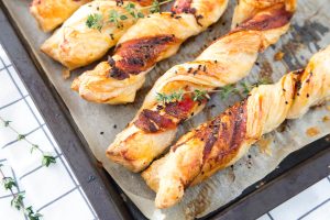 Blätterteig-Stangen mit Speck