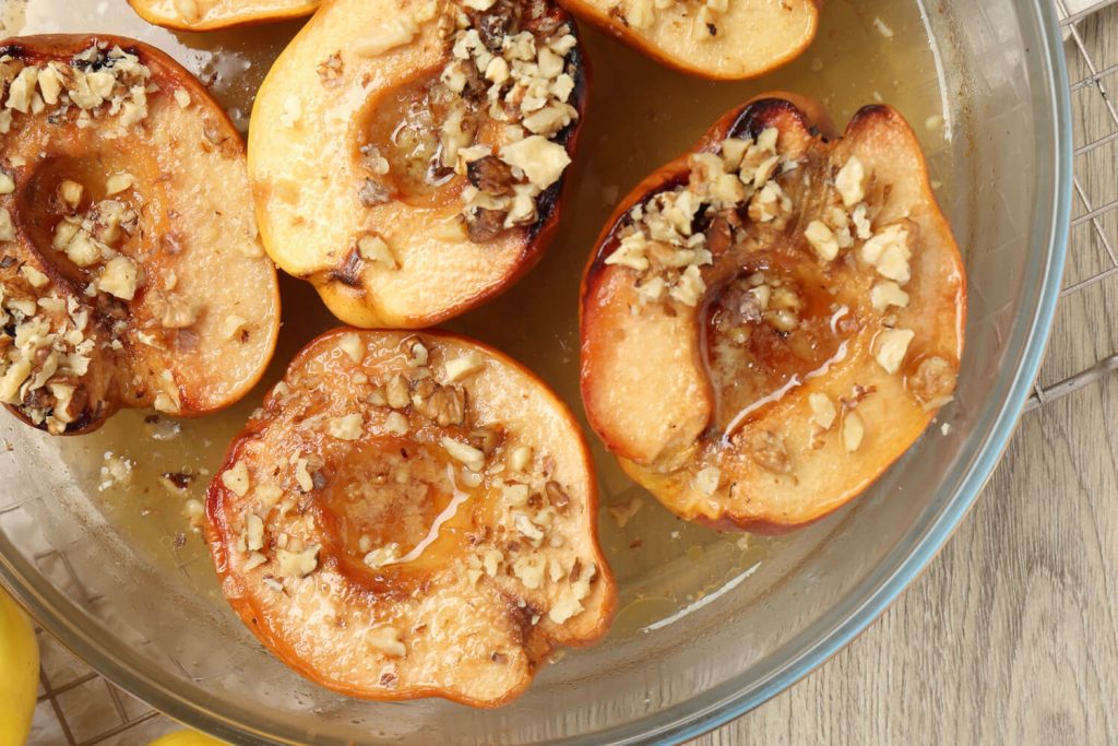 Gebackene Quitten mit Honig, Nüssen und Frischkäse