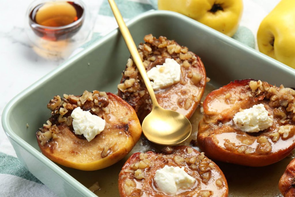 Gebackene Quitten mit Honig, Nüssen und Frischkäse