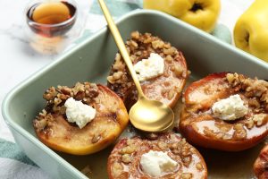 Gebackene Quitten mit Honig, Nüssen und Frischkäse