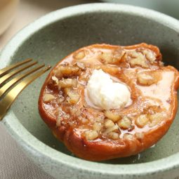 Gebackene Quitten mit Honig, Nüssen und Frischkäse