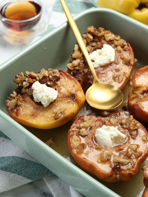 Gebackene Quitten mit Honig, Nüssen und Frischkäse