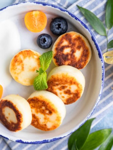 Klassische Quarkküchlein (Syrniki)