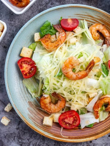 Caesar-Salat mit Garnelen