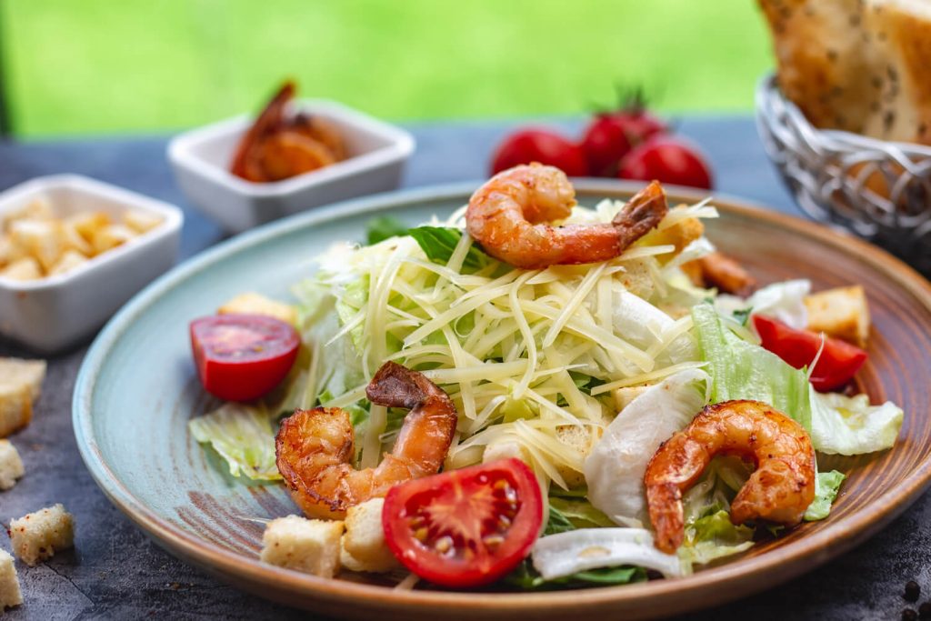 Caesar-Salat mit Garnelen