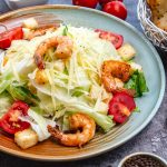 Caesar-Salat mit Garnelen