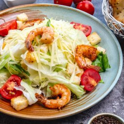 Caesar-Salat mit Garnelen