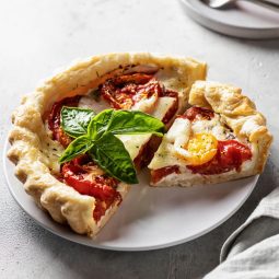 Tomaten-Mozzarella-Tarte mit Blätterteig (Caprese-Tarte)