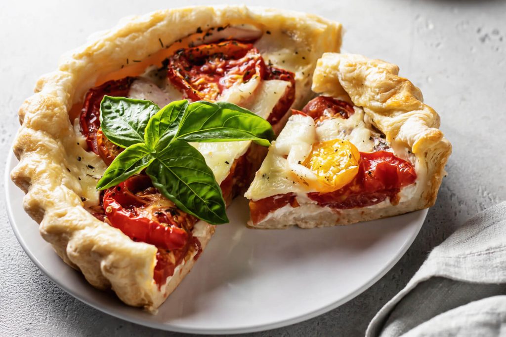 Tomaten-Mozzarella-Tarte mit Blätterteig (Caprese-Tarte)