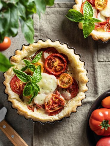 Tomaten-Mozzarella-Tarte mit Blätterteig (Caprese-Tarte)