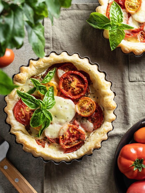 Tomaten-Mozzarella-Tarte mit Blätterteig (Caprese-Tarte)