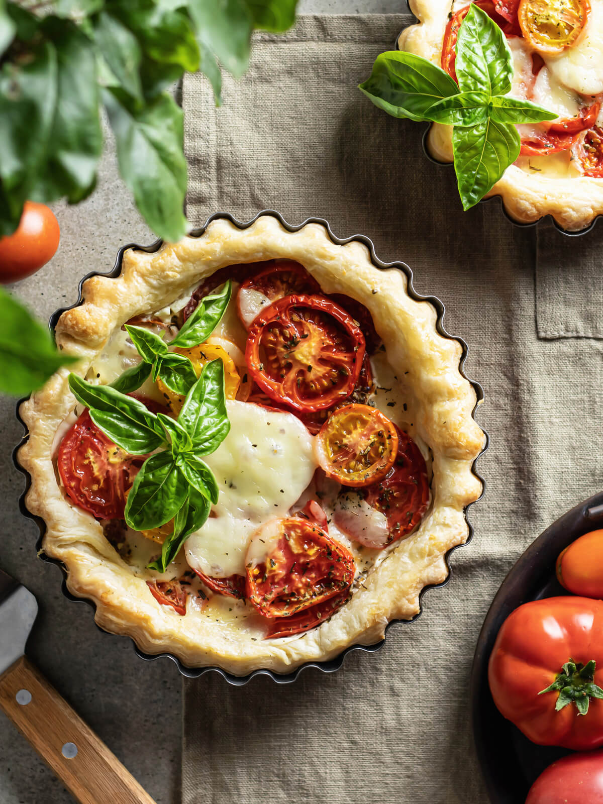 Tomaten-Mozzarella-Tarte mit Blätterteig (Caprese-Tarte)