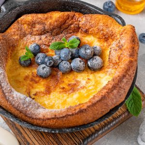 Ofenpfannkuchen mit Beeren und Puderzucker (Dutch Baby Pancake)