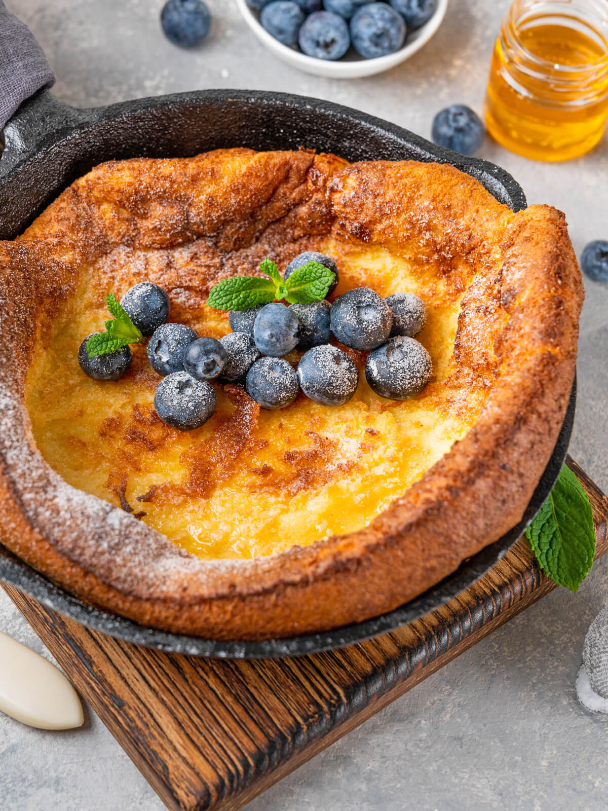 Ofenpfannkuchen mit Beeren und Puderzucker (Dutch Baby Pancake)