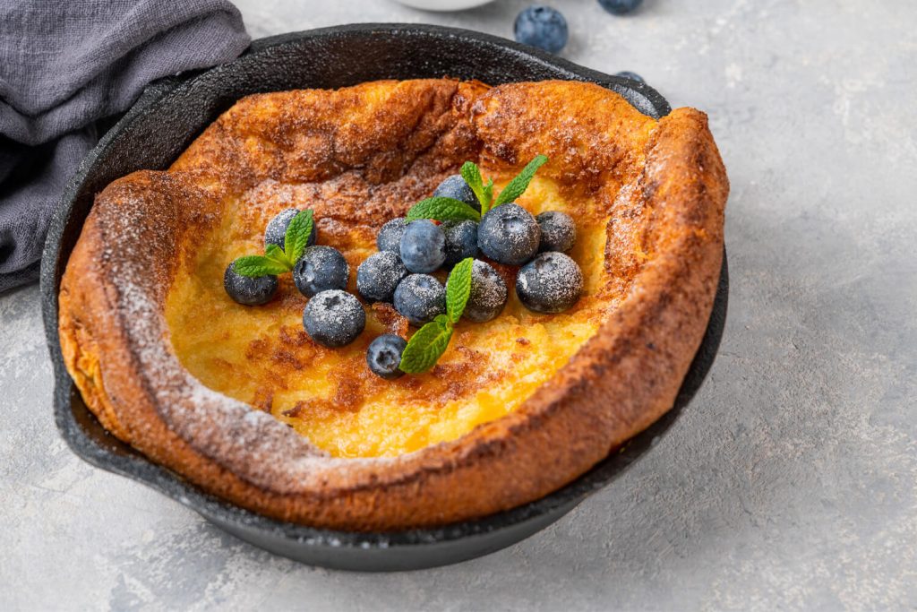 Ofenpfannkuchen mit Beeren und Puderzucker (Dutch Baby Pancake)