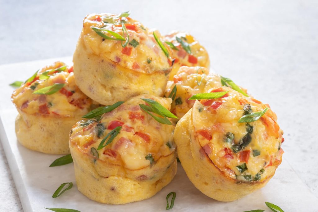 Eiermuffins mit Schinken, Käse und Gemüse