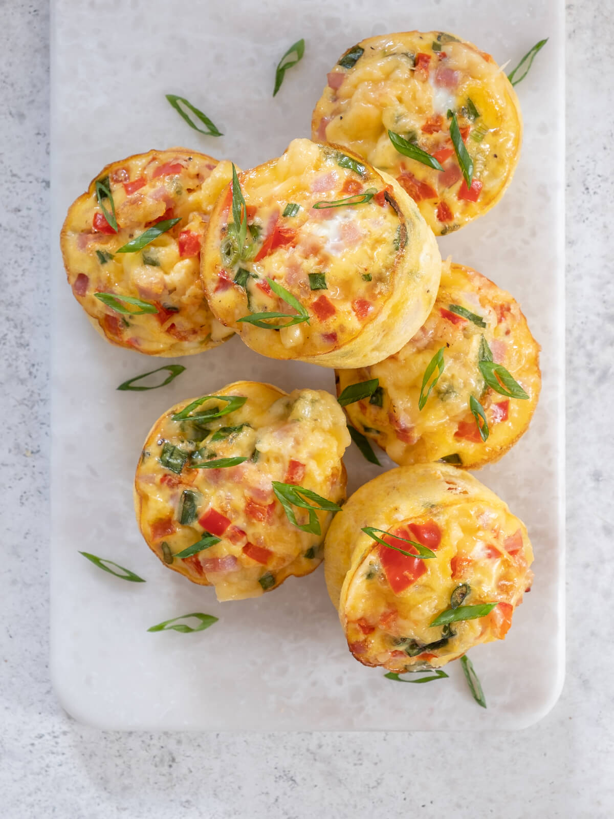 Eiermuffins mit Schinken, Käse und Gemüse