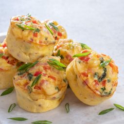 Eiermuffins mit Schinken, Käse und Gemüse