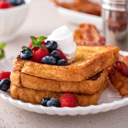 Französischer Toast mit Beeren und Honig
