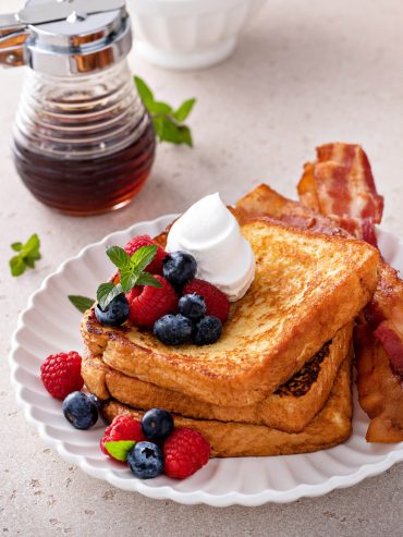 Französischer Toast mit Beeren und Honig