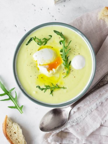 Blumenkohl-Cremesuppe mit pochiertem Ei, Olivenöl und Rucola