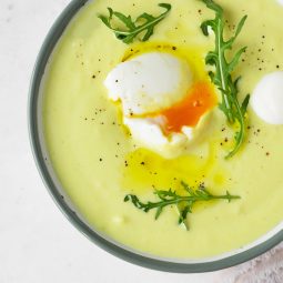 Blumenkohl-Cremesuppe mit pochiertem Ei, Olivenöl und Rucola
