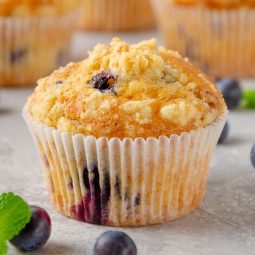 Zitronen-Muffins mit Blaubeeren und Streusel